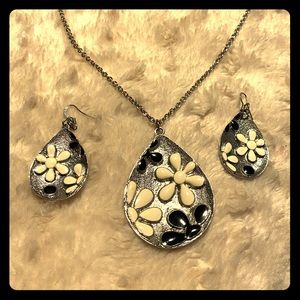 Necklace/Earring Set with Black/White Flowers